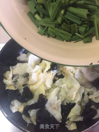 卷心菜黑木耳炒蒜苗的做法步骤：6