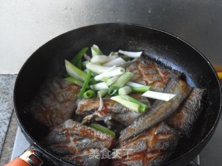 煎烧带鱼的做法步骤：6