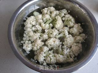 番茄炒菜花的做法步骤：1