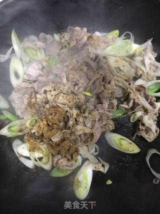 葱爆孜然羊肉卷的做法步骤：7