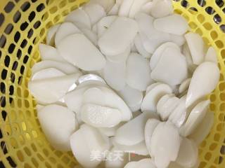 冬笋雪菜肉丝年糕汤的做法步骤：2