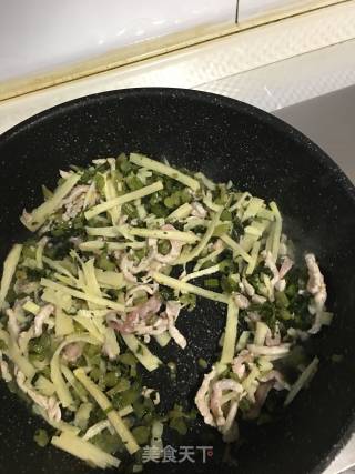 冬笋雪菜肉丝年糕汤的做法步骤：5