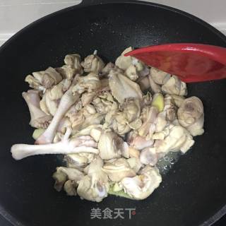 辣子鸡块：让你食指大动的做法步骤：1