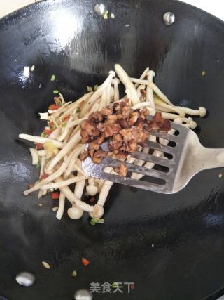 肉丁海鲜菇的做法步骤：5