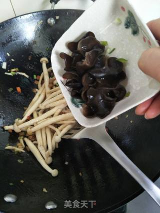 肉丁海鲜菇的做法步骤：6