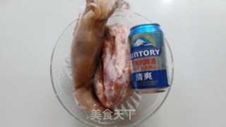 五花肉烧鱿鱼的做法步骤：1