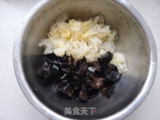 黄瓜拌双耳的做法步骤：1