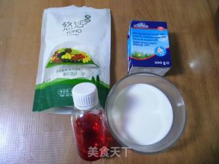 简易版草莓冰淇淋的做法步骤：1