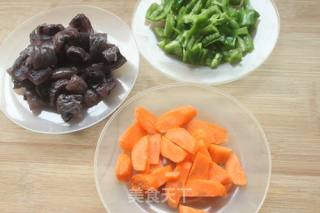 青椒胡萝卜炒乌参的做法步骤：1