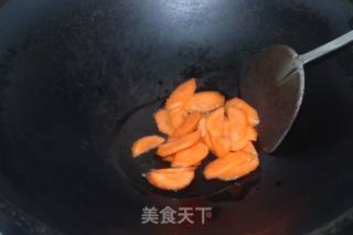 青椒胡萝卜炒乌参的做法步骤：2