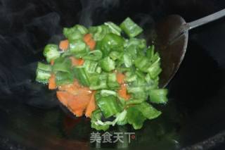 青椒胡萝卜炒乌参的做法步骤：3