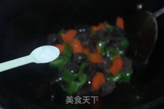 青椒胡萝卜炒乌参的做法步骤：6