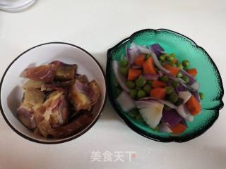 洋葱豌豆炒腊鸡腿的做法步骤：1