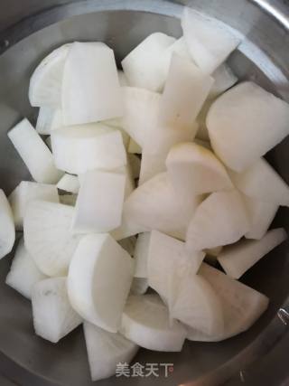 洋葱豌豆炒腊鸡腿的做法步骤：2