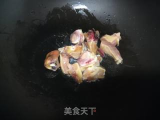 洋葱豌豆炒腊鸡腿的做法步骤：3