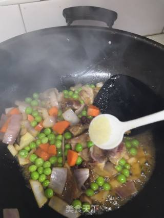 洋葱豌豆炒腊鸡腿的做法步骤：6