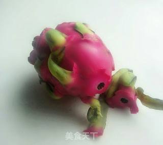 火龙果皮玫瑰花的做法步骤：1