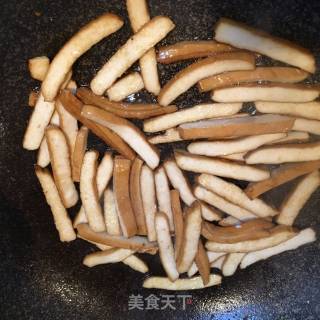 青椒炒香干的做法步骤：2