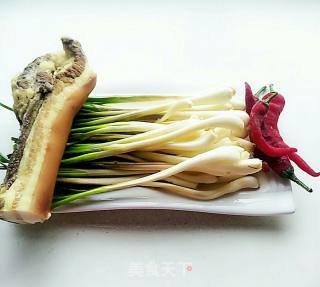 荞头炒腊肉的做法步骤：1