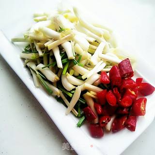 荞头炒腊肉的做法步骤：2