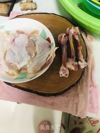 小炒鸡腿肉的做法步骤：1