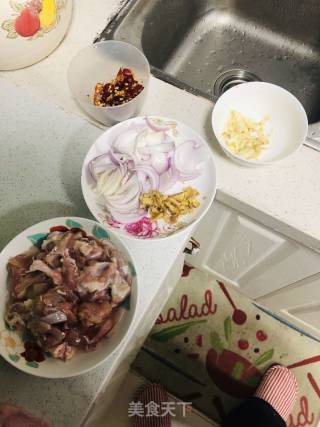 小炒鸡腿肉的做法步骤：2