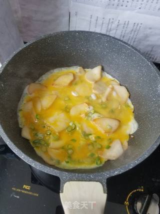 “快手素菜”葱香鸡蛋煎白灵菇的做法步骤：4