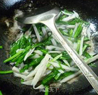 韭菜炒藕丝的做法步骤：10