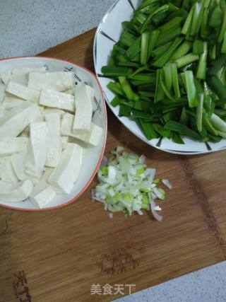 大豆腐炒韭菜的做法步骤：6