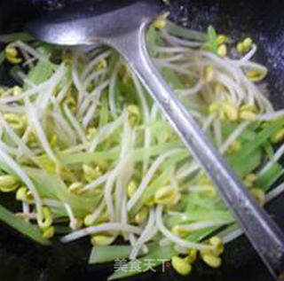 莴笋丝炒黄豆芽的做法步骤：7