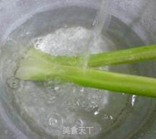 黑木耳西芹炒莲藕的做法步骤：5