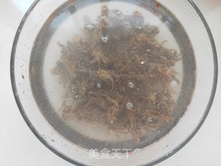 干鱿鱼新做法----彩椒炒鱿鱼的做法步骤：2