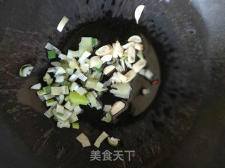 干鱿鱼新做法----彩椒炒鱿鱼的做法步骤：5