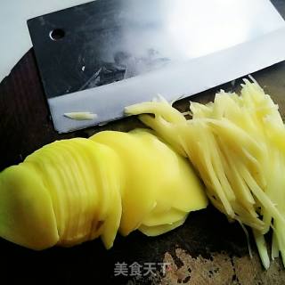 土豆丝鸡蛋饼的做法步骤：2