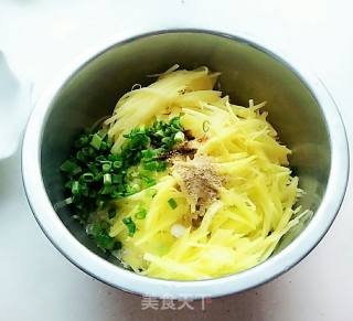 土豆丝鸡蛋饼的做法步骤：4