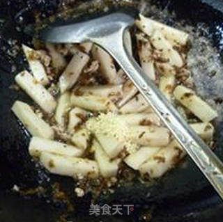 芽菜肉末炒年糕的做法步骤：7