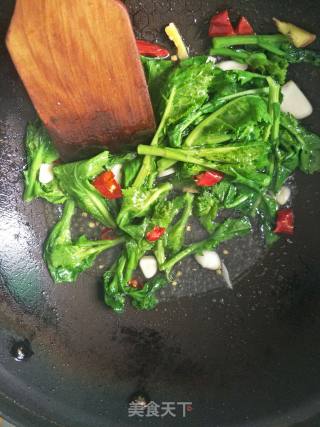 油菜苔炒虾皮的做法步骤：4