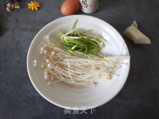 金针菇鸡蛋汤的做法步骤：1