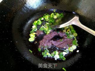 虾酱炒花生米的做法步骤：5