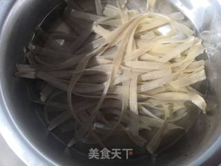 排骨炖宽粉的做法步骤：1