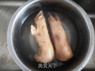 腐乳猪蹄的做法步骤：1