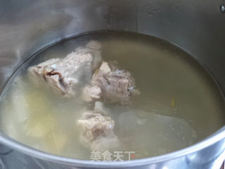 冬瓜排骨汤的做法步骤：1