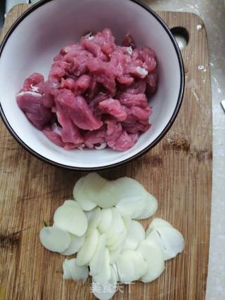 豌豆芽炒肉丝的做法步骤：3