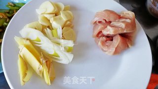 黑椒口蘑炒肉的做法步骤：1