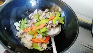 黑椒口蘑炒肉的做法步骤：9
