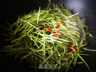 #团圆饭#清炒豌豆苗的做法步骤：3