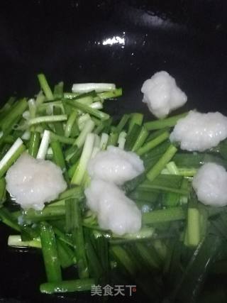 韭菜烩鱼丸的做法步骤：4
