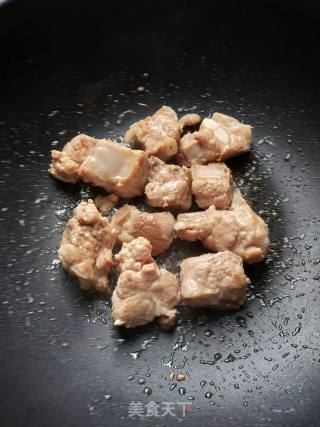 玉米土豆烧排骨的做法步骤：1