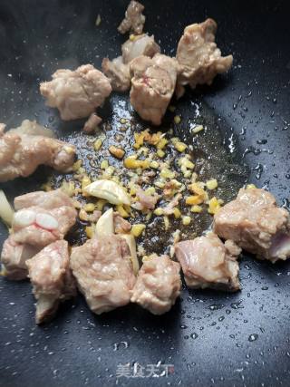 玉米土豆烧排骨的做法步骤：2