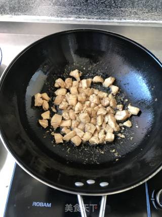 杏鲍菇炒鸡丁的做法步骤：5